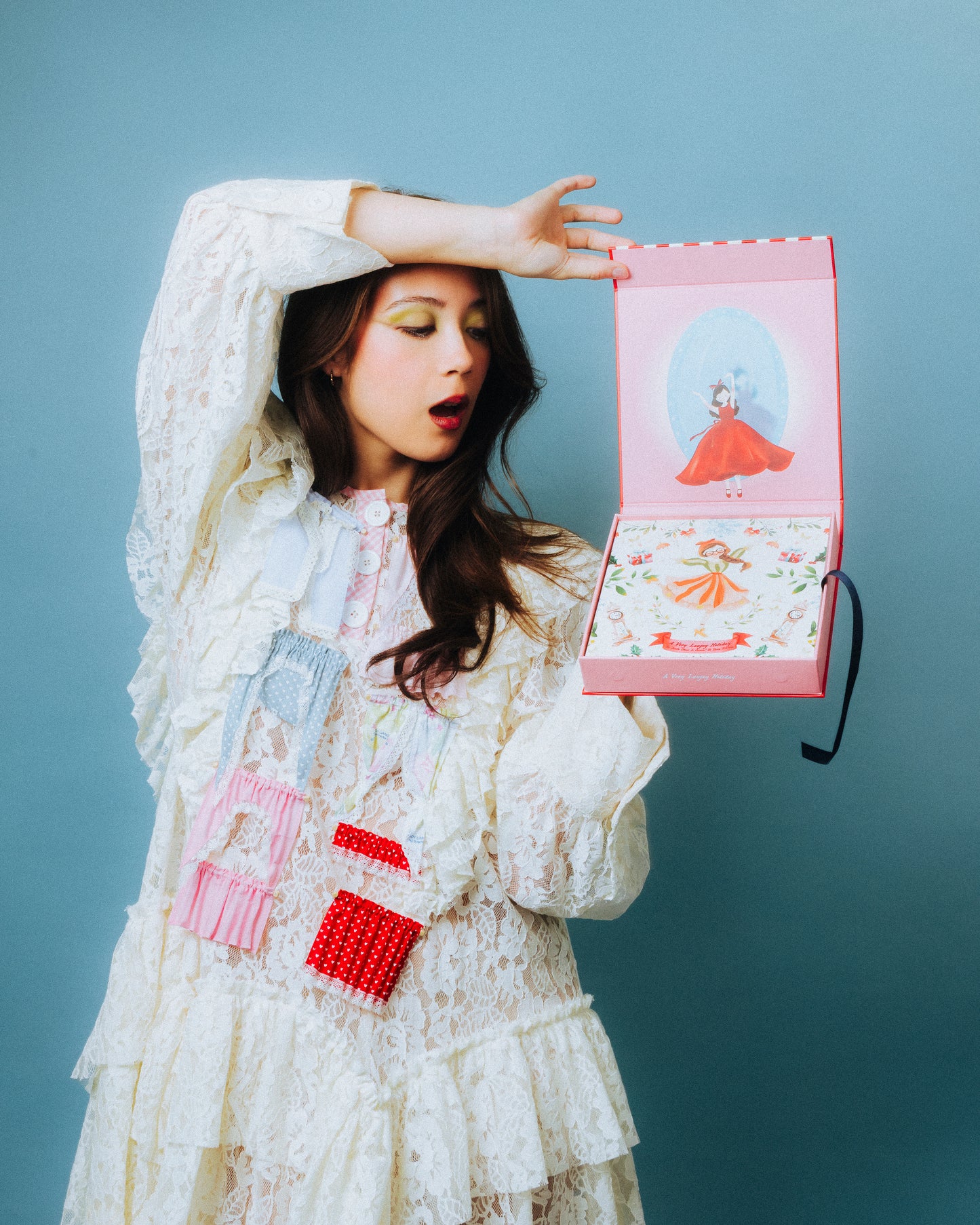 A Very Laufey Holiday – Expandable Boxset